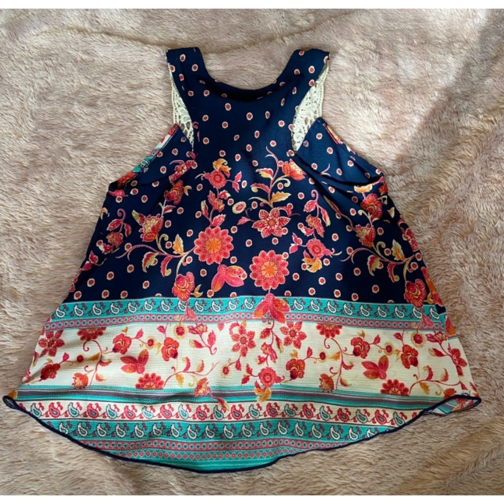 🚨 2/$10 🚨 Pattern Top - Picture 2 of 2